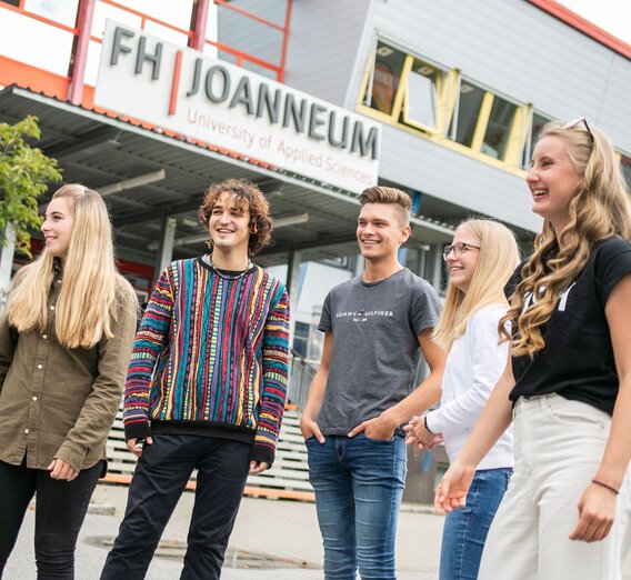 Studenten vor der FH Joanneum | © FH JOANNEUM | Miriam Weiss