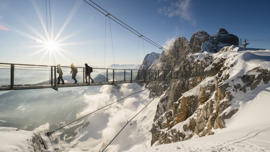 Spektakuläre Aus- und Weitblicke auf der 100 Meter langen Dachstein Hängebrücke