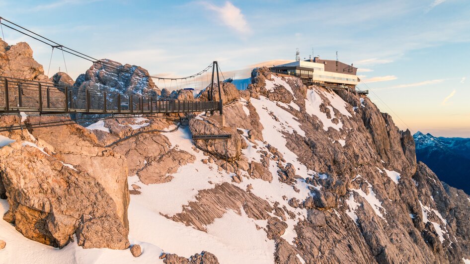 Genieße das beeindruckende Bergpanorama von der Dachstein Hängebrücke